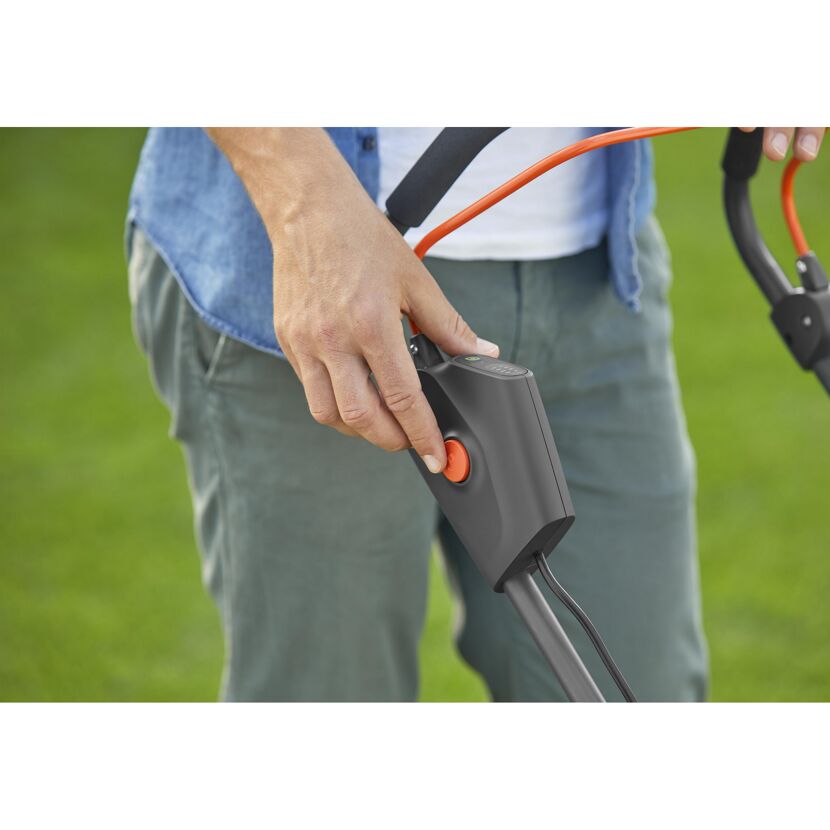 Person mäht Rasen mit Akku-Rasenmäher PowerMax