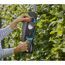 Person schneidet eine Hecke mit der Akku-Heckenschere EasyCut solo.