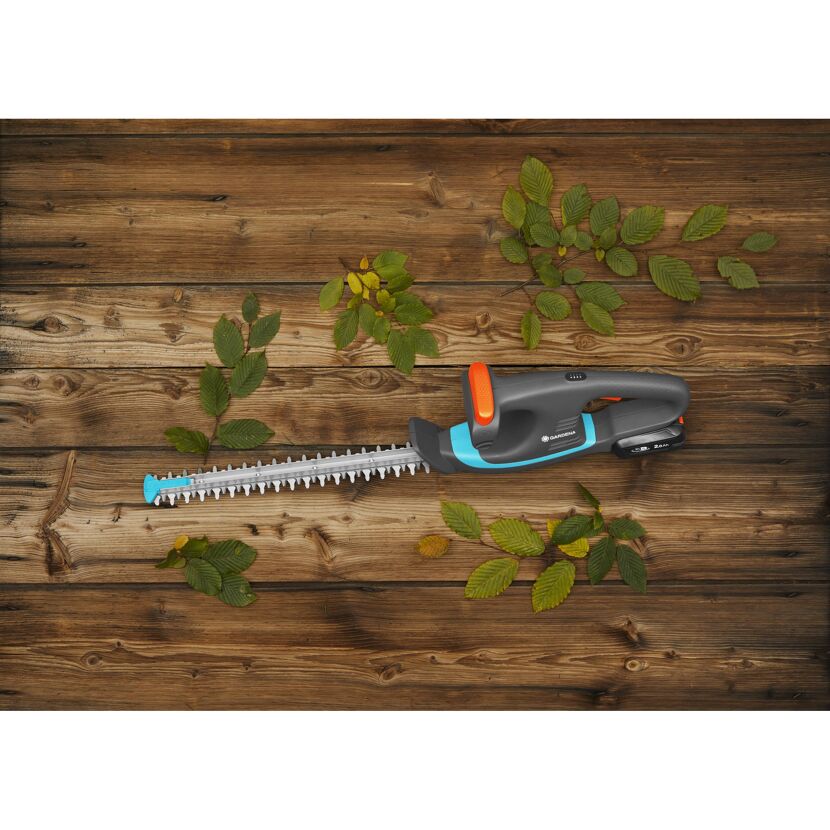 Gardena Akku-Heckenschere EasyCut solo auf Holztisch