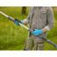 Person hält eine Gartenschere von Gardena