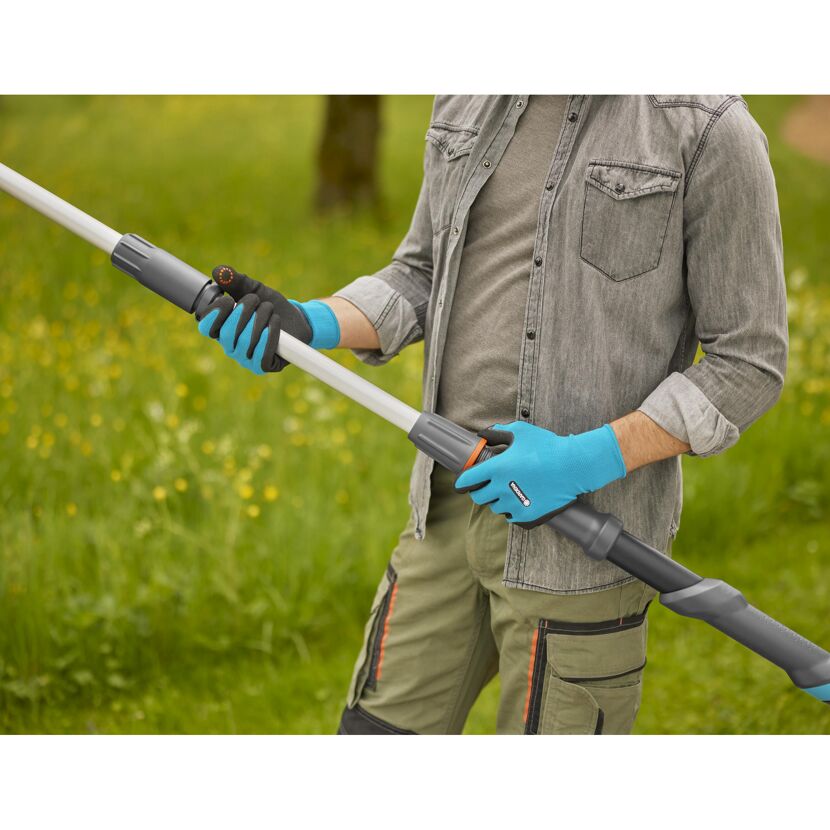 Person hält eine Gartenschere von Gardena