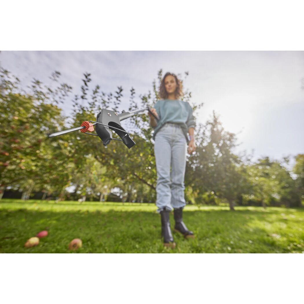 Obstpflücker mit Äpfeln im Hintergrund