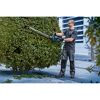 Person schneidet Hecke mit Heckenschere