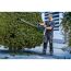 Person schneidet Hecke mit Heckenschere
