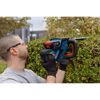 Person schneidet Hecke mit Akku-Heckenschere