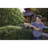 Person schneidet Hecke mit Akku-Heckenschere