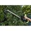 Person schneidet Hecke mit Heckenschere
