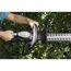 Person schneidet Hecke mit Akku-Heckenschere