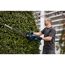 Person schneidet Hecke mit Heckenschere