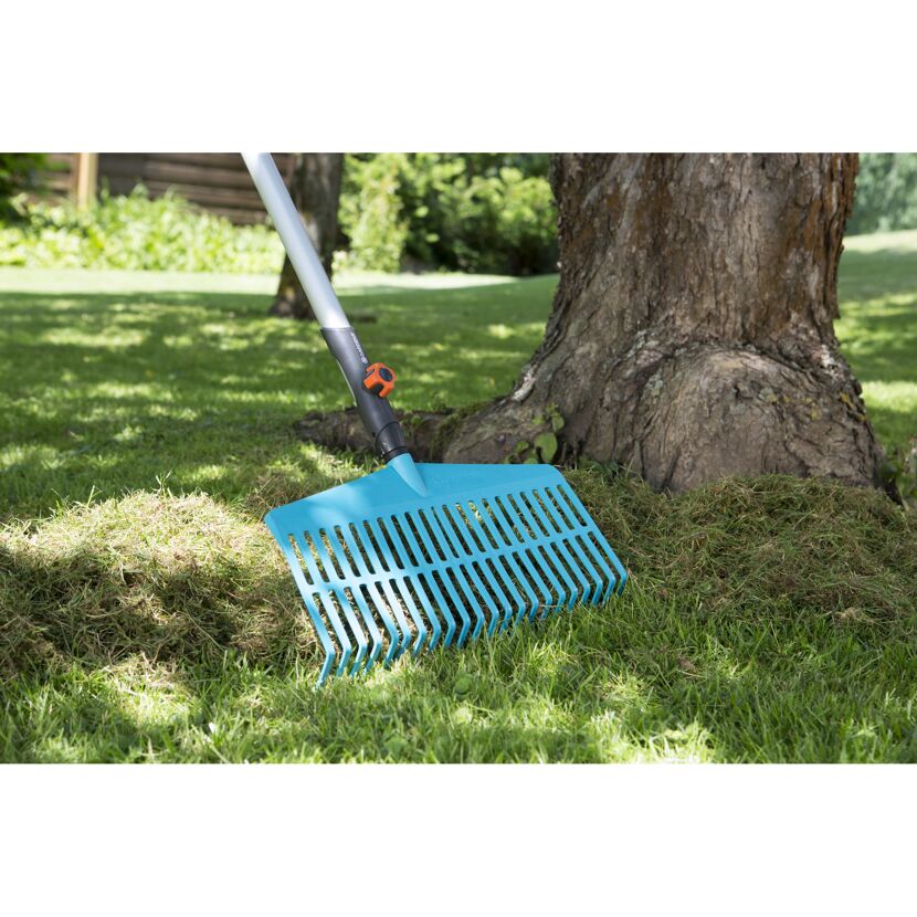 Person verwendet einen Laubrechen von GARDENA.