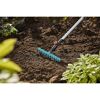 Gartenarbeit mit einem Rechen