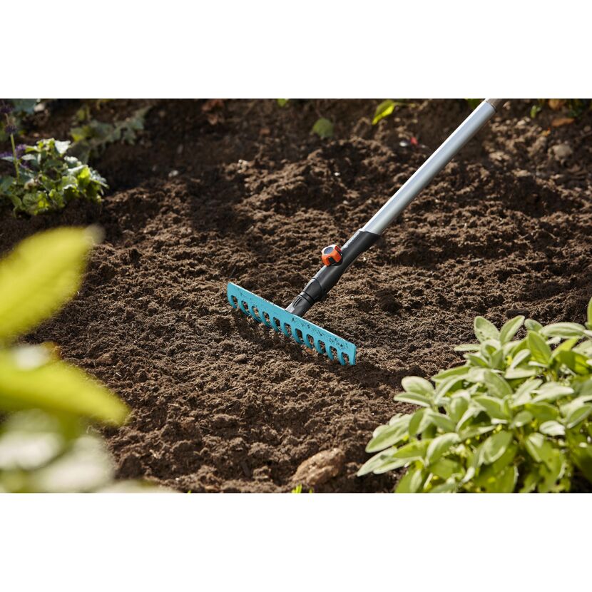 Gartenarbeit mit einem Rechen
