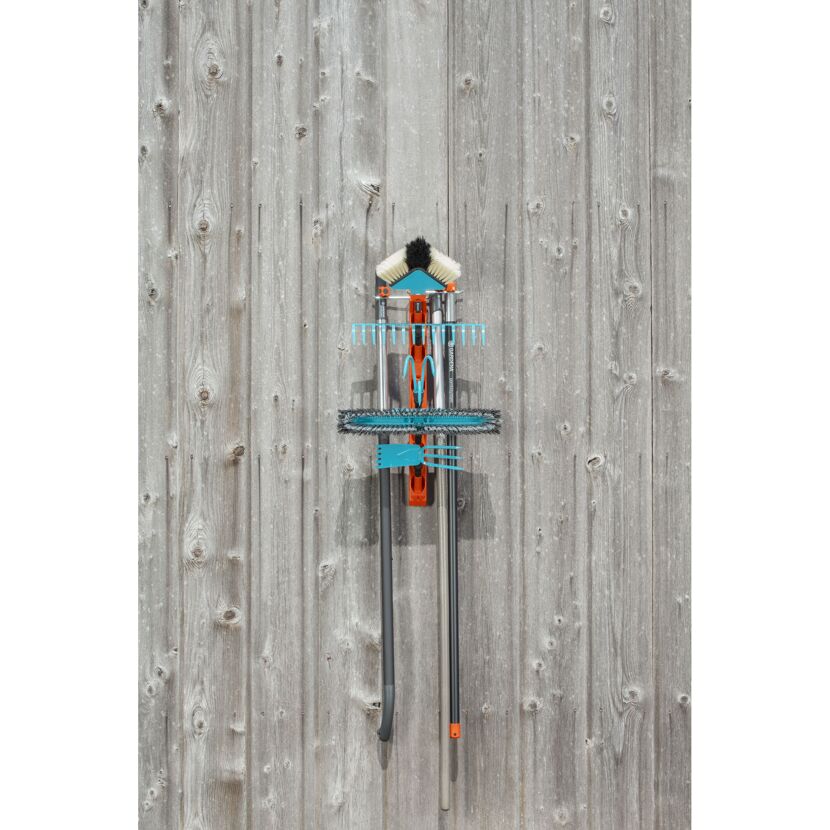 GARDENA Combisystem Geräteleiste mit Geräten an Holzwand