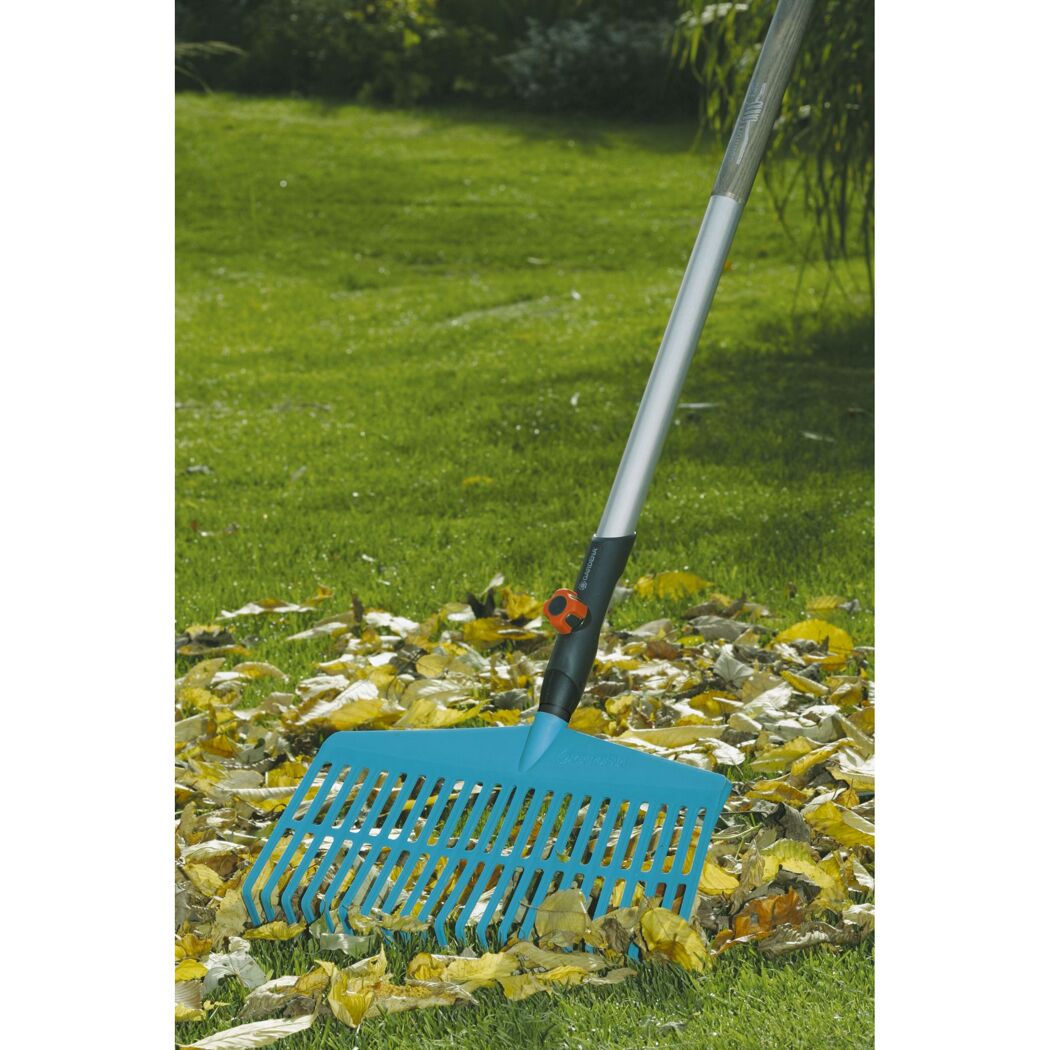 GARDENA combisystem-Rechenbesen beim Zusammenrechen von Laub