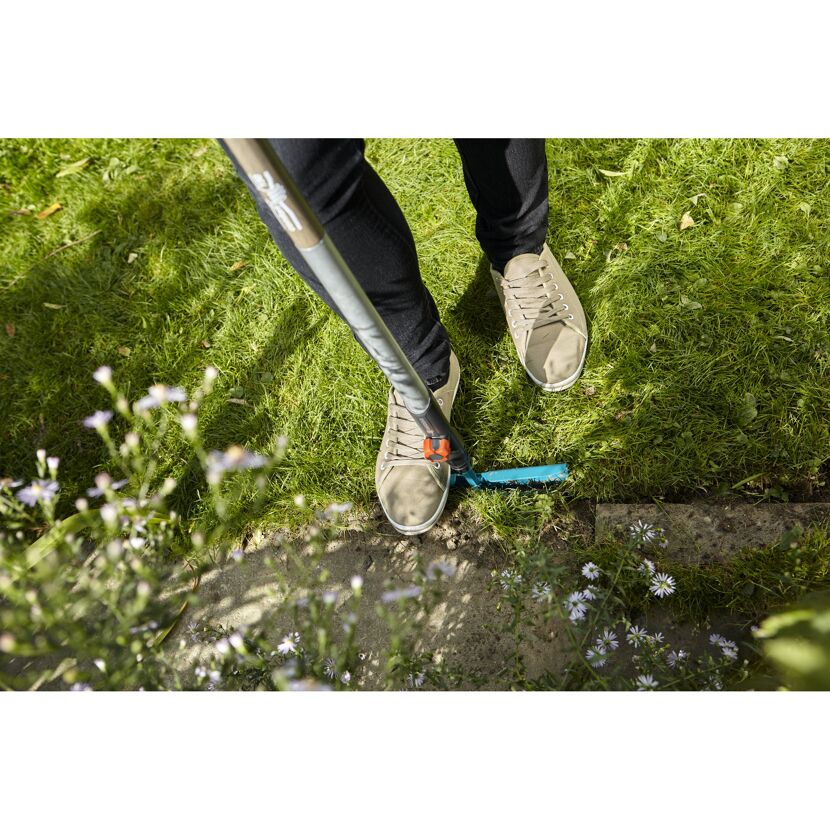 Person verwendet Rasenkantenstecher von Fiskars