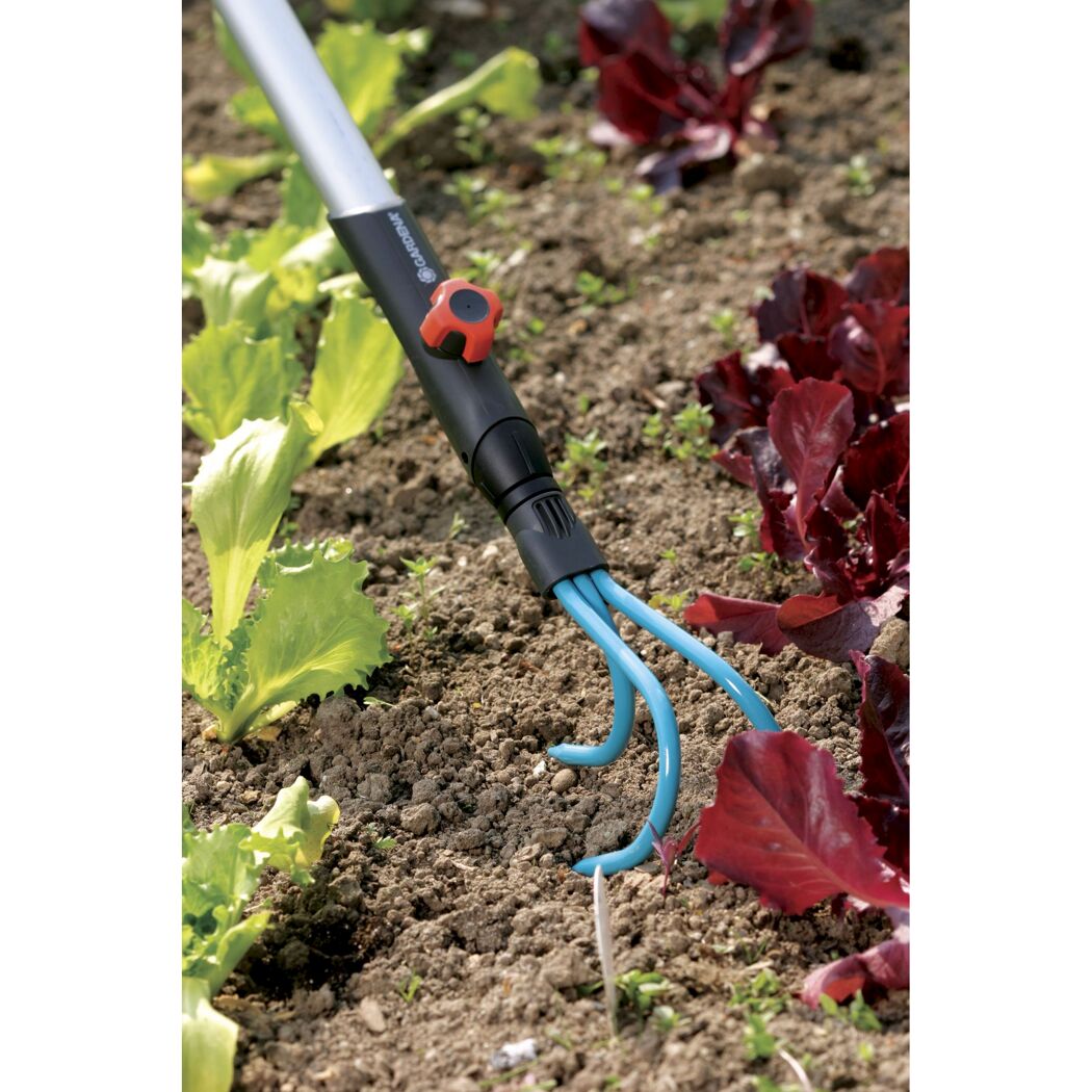 Gardena Combisystem Grubber im Beet