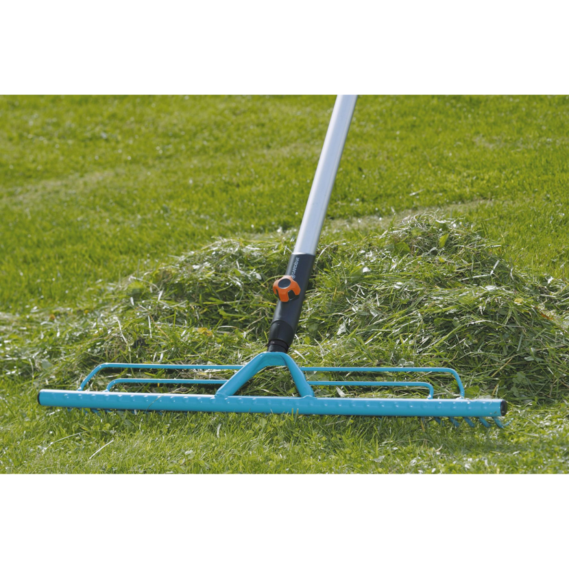 Gardena Combisystem Rasenrechen auf Rasen