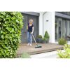 Person fegt Terrasse mit Besen