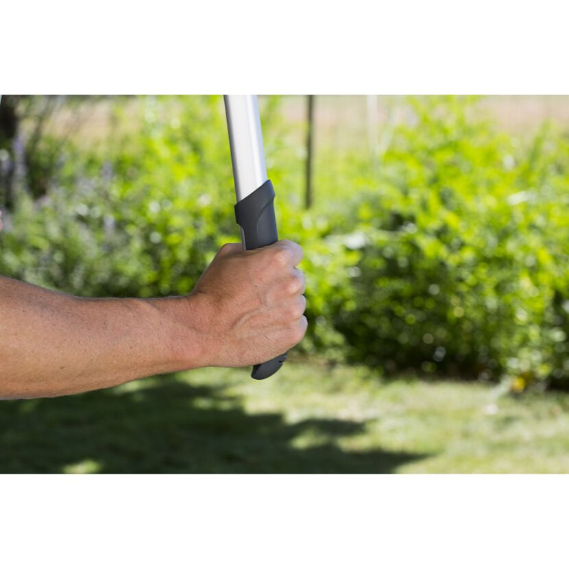 Hand hält eine Astschere