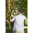 Person schneidet mit Astschere einen Baum