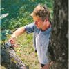 Person schneidet mit Gartenschere einen Ast