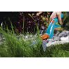 Person schneidet Gras mit einer GARDENA Grasschere.