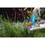 Person schneidet Gras mit einer GARDENA Grasschere.