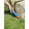 Person schneidet Gras mit GARDENA Grasschere Classic.