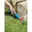 Person schneidet Gras mit GARDENA Grasschere Classic.