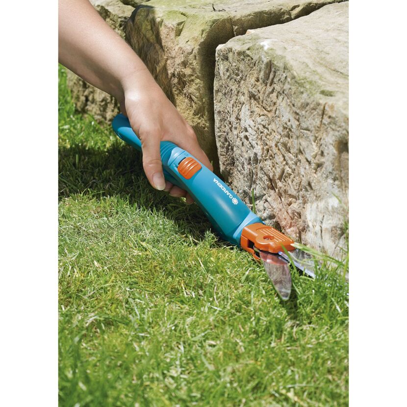 Person schneidet Gras mit GARDENA Grasschere Classic.