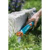 Person schneidet Gras mit GARDENA Grasschere Classic.