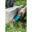 Person schneidet Gras mit GARDENA Grasschere Classic.