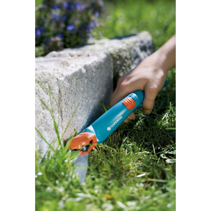 Person schneidet Gras mit GARDENA Grasschere Classic.