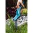 Person entfernt Gras mit GARDENA Grasschere Comfort