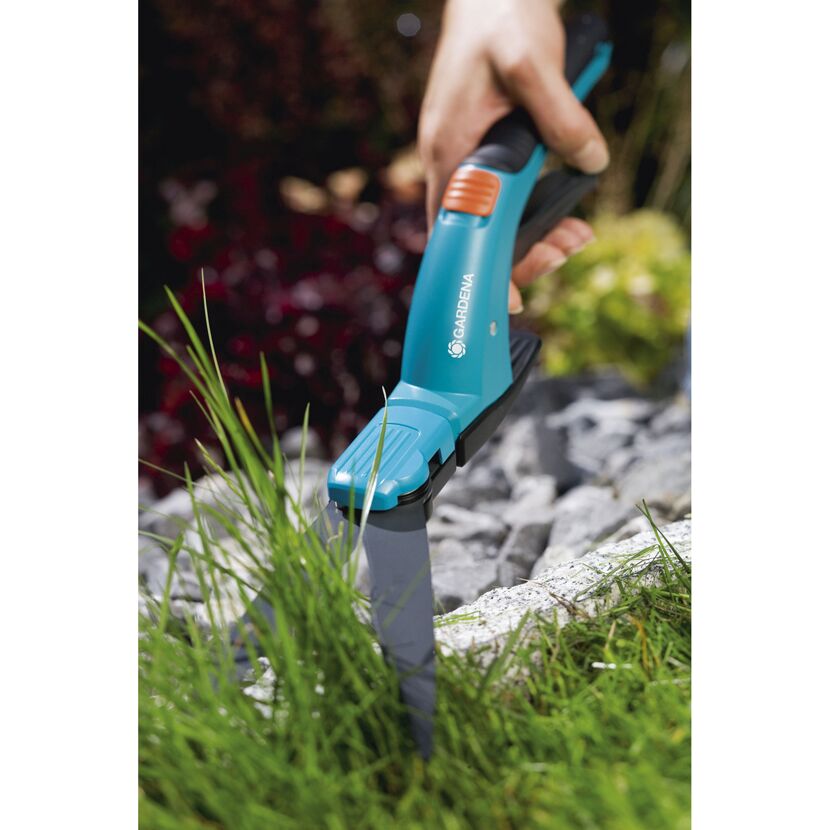 Person entfernt Gras mit GARDENA Grasschere Comfort