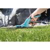 Person verwendet eine GARDENA Grasschere Comfort.