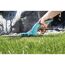 Person verwendet eine GARDENA Grasschere Comfort.
