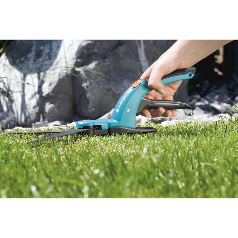 Person verwendet eine GARDENA Grasschere Comfort.
