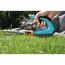 Person kürzt mit der GARDENA Grasschere Comfort Rasenkanten