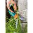 Person schneidet Gras mit Grasschere Comfort.