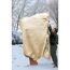 Person deckt eine Pflanze mit einer Vlieshaube zum Winterschutz ab.