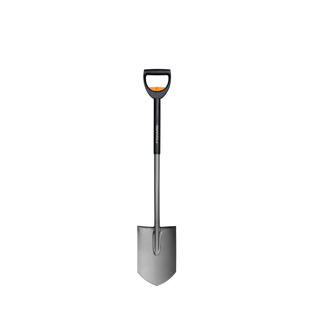 Spaten von Fiskars auf weißem Hintergrund