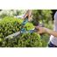 Person schneidet Buchsbaum mit GARDENA Comfort Buchsschere