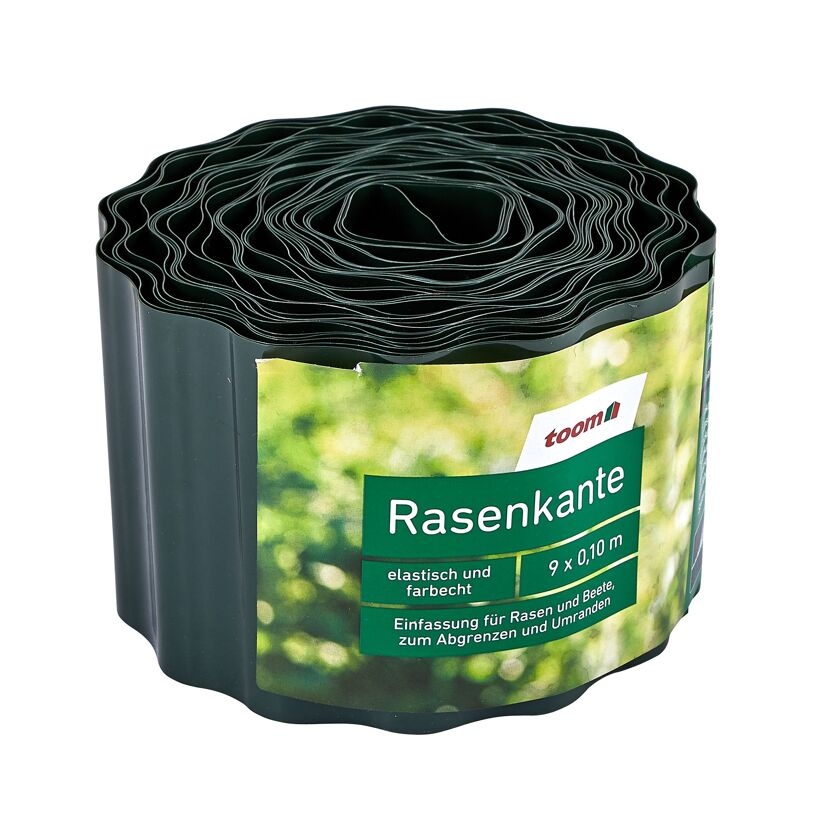 Grüne Rasenkante der Marke toom, aufgerollt.