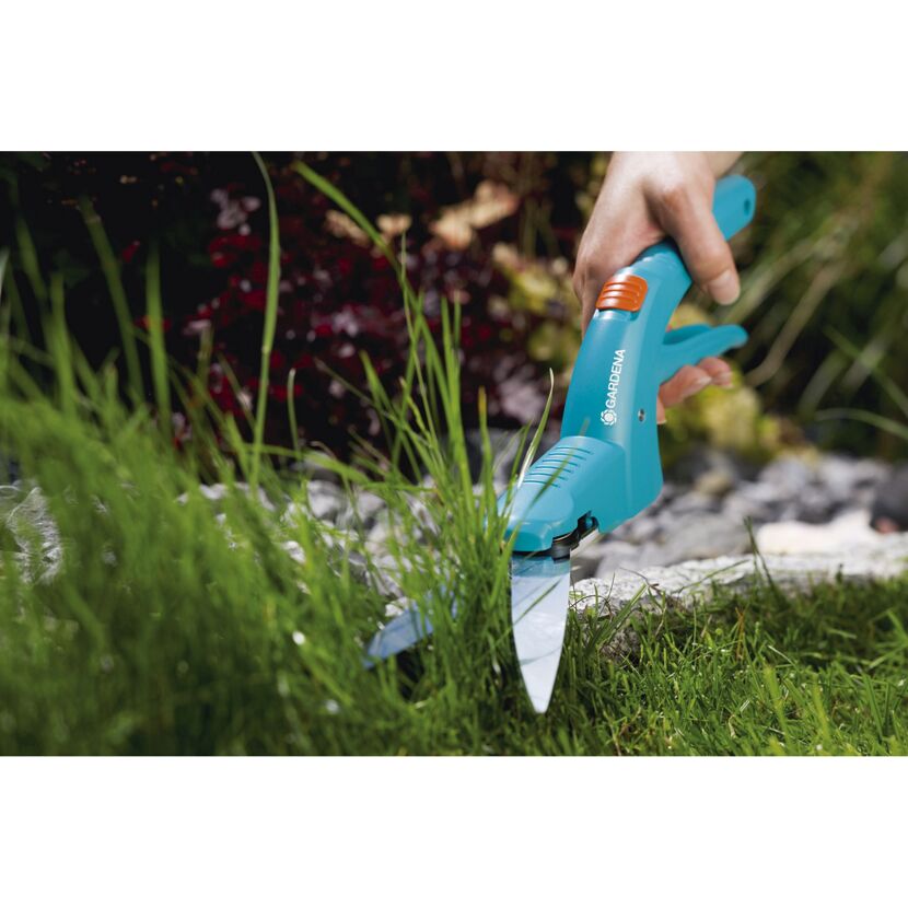 Person schneidet Gras mit GARDENA Grasschere Classic