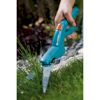 Person schneidet Gras mit GARDENA Grasschere Classic