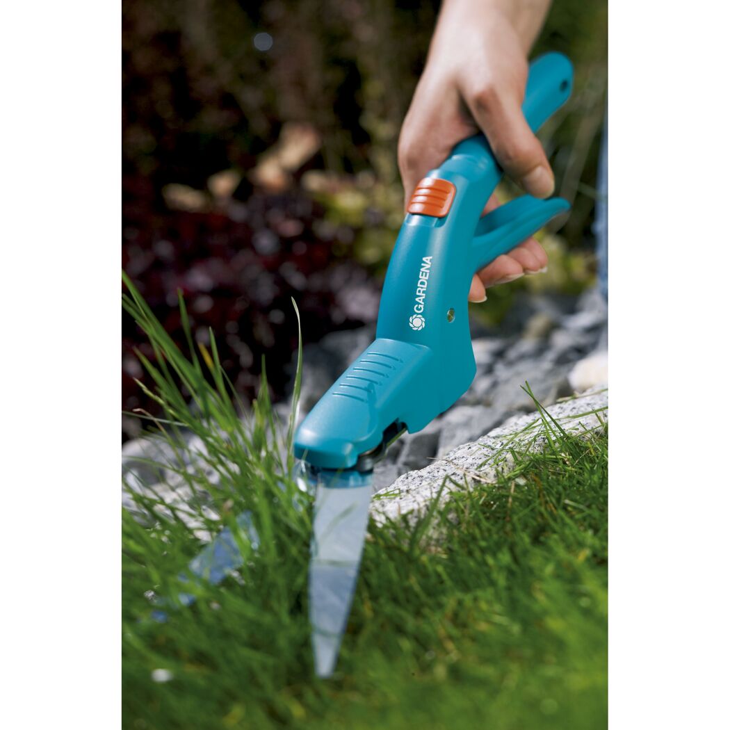 Person schneidet Gras mit GARDENA Grasschere Classic