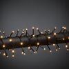 Lichterkette mit bernsteinfarbenen LEDs um ein schwarzes Kabel gewickelt