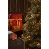 Geschmückter Weihnachtsbaum mit Lichterkette und Geschenken
