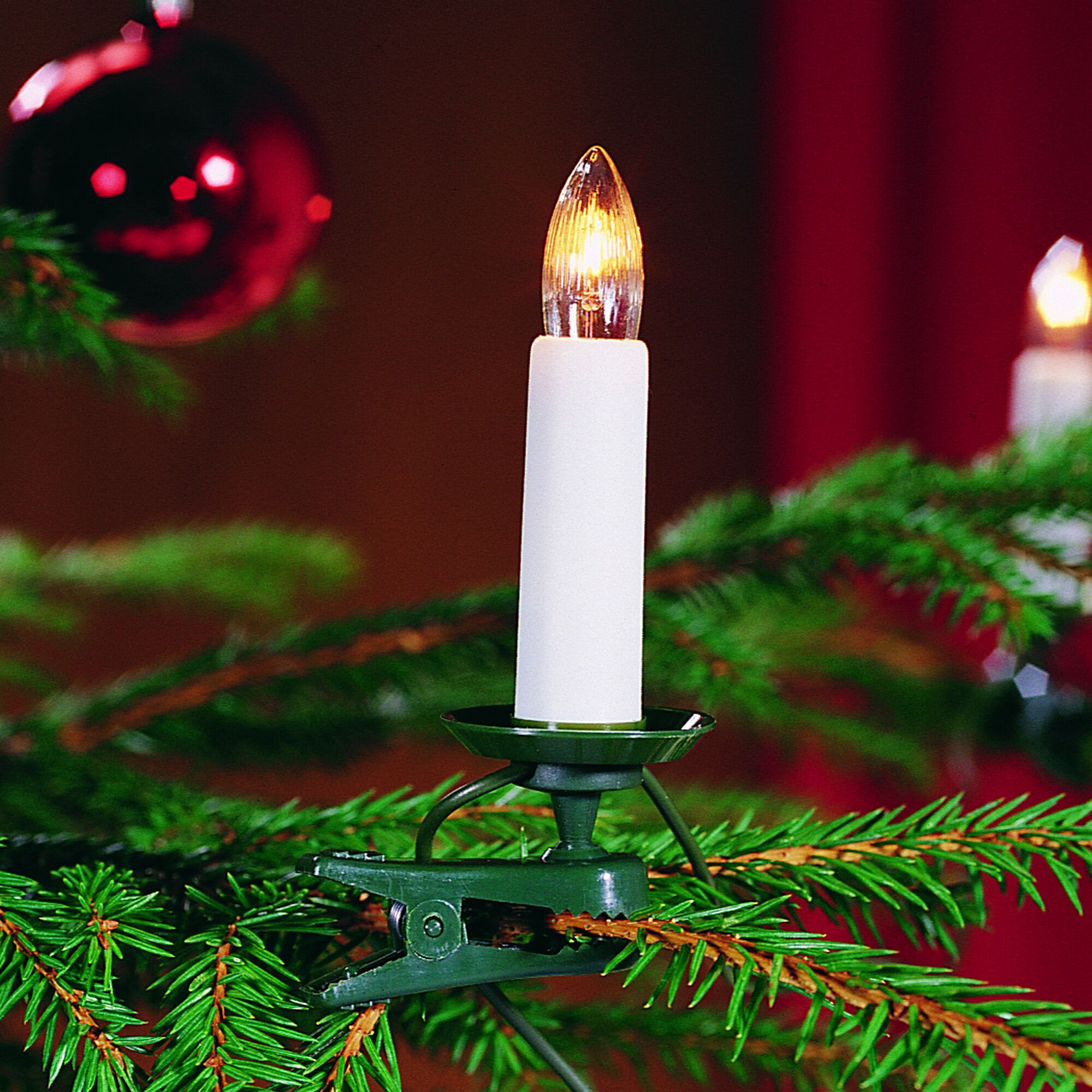Elektrische Kerze mit Clip an einem Weihnachtsbaum.